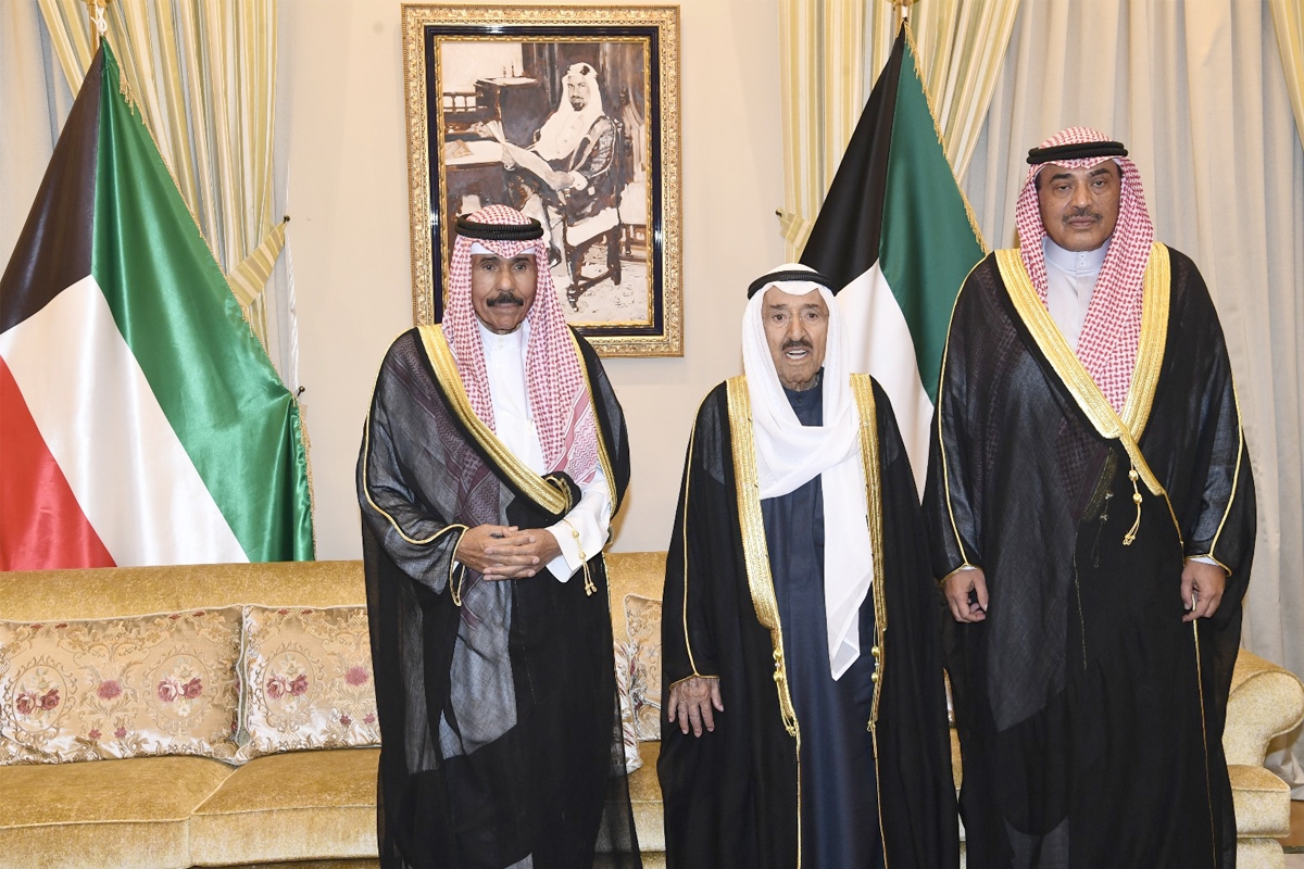 سمو ولي العهد مع الأميرين الراحلين صباح ونواف الأحمد