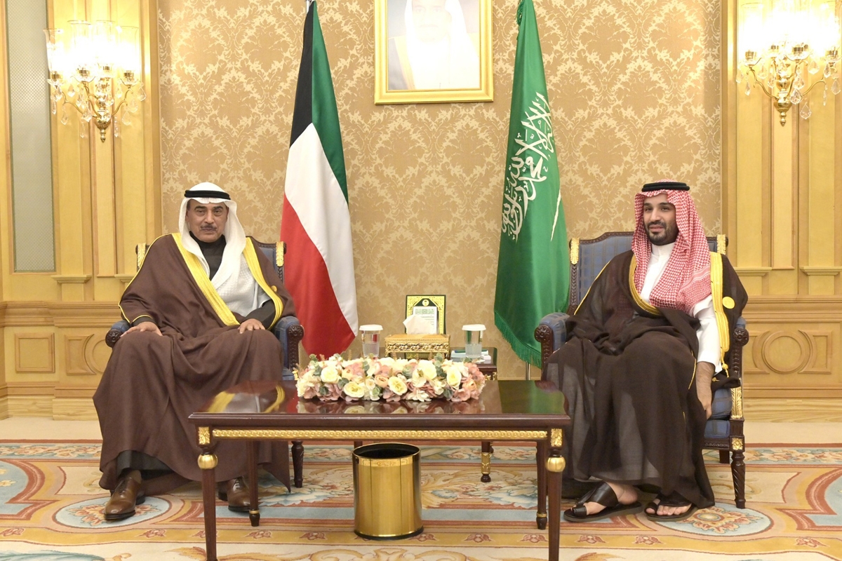 ممثل الأمير خلال لقائه ولي العهد السعودي