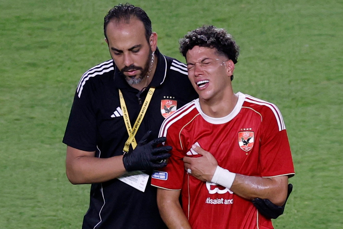 إمام عاشور يغادر الملعب باكياً