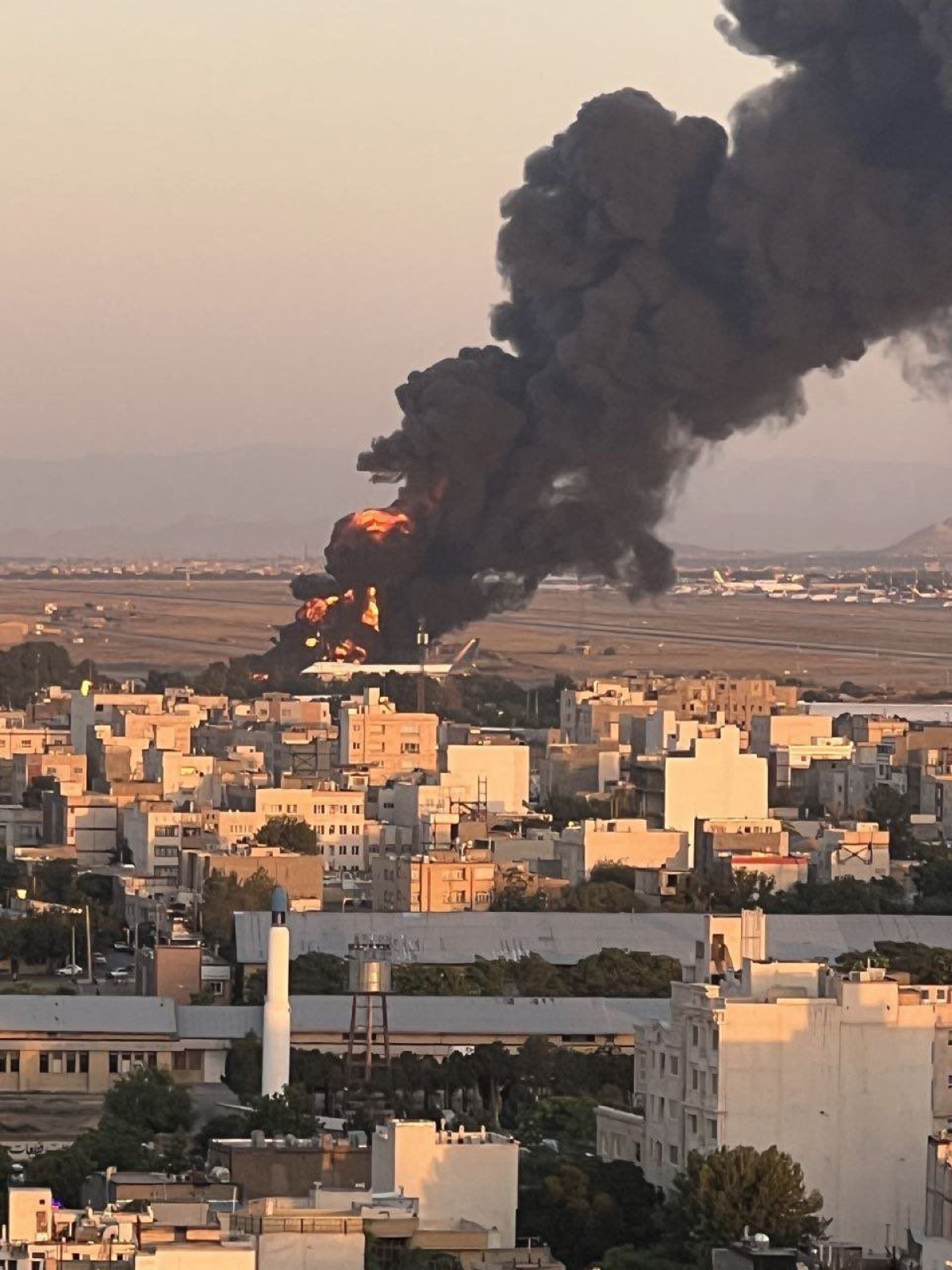 طائرة إيرانية تحترق في مطار «مشهد»