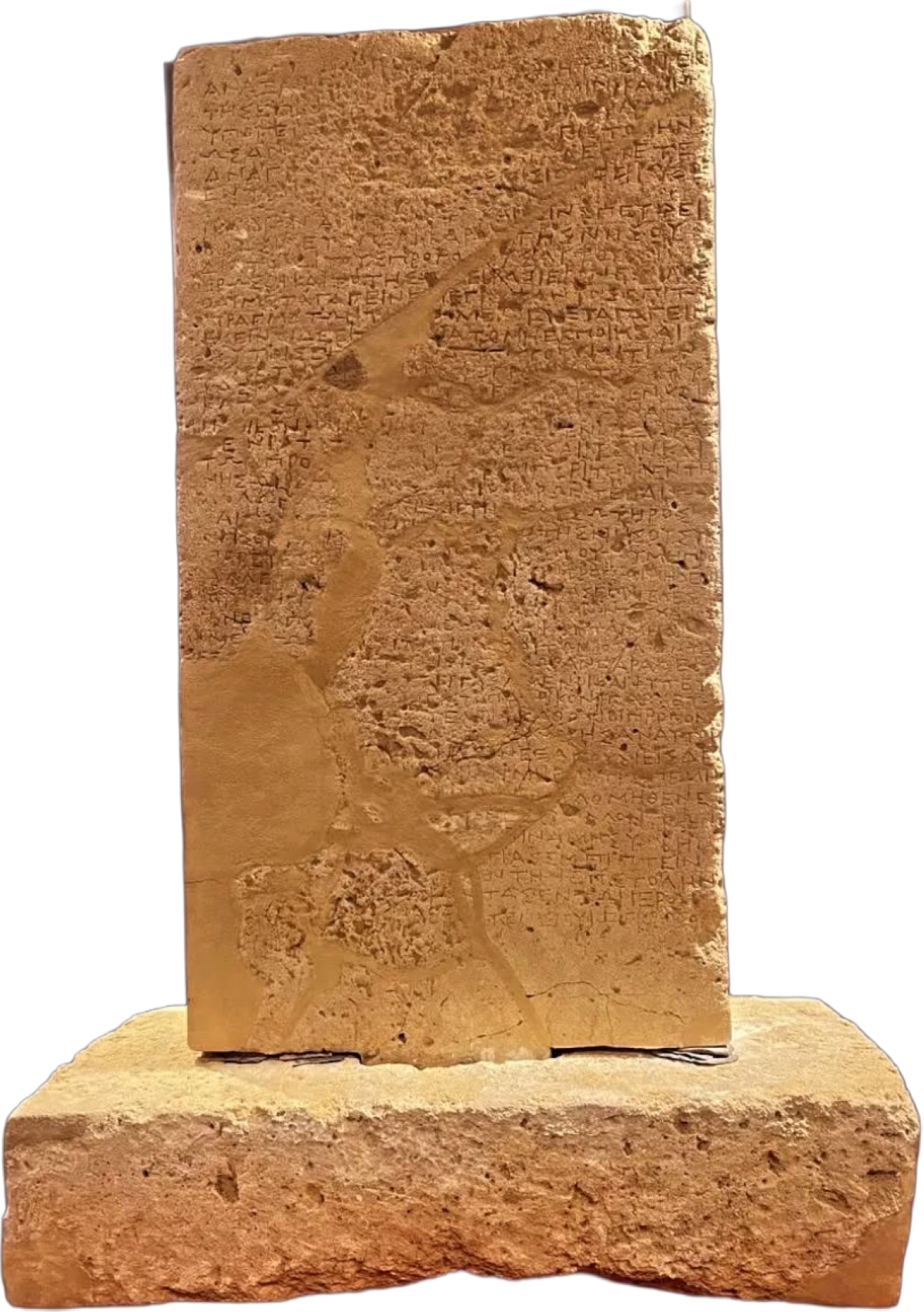 حجر إيكاروس: طوله 135 سم وعرضه 17 سم... معروض في متحف الكويت الوطني 