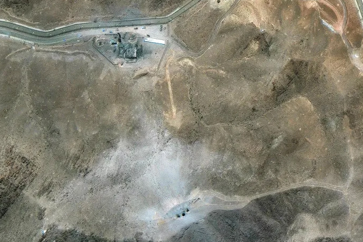 طرق وصول جديدة وآليات تظهر قرب مناطق الحفر التي خلفتها الغارات الأميركية (ماكسار تكنولوجيز)