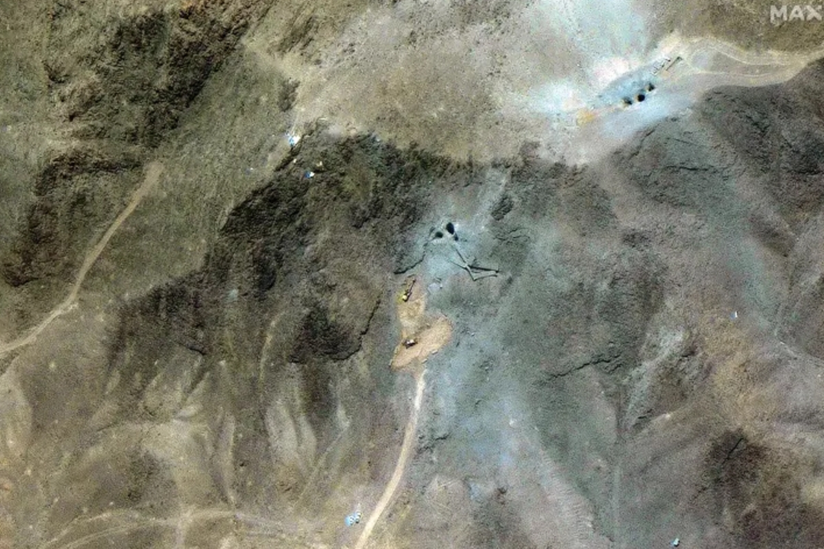 لقطة مقربة تظهر الحفارات بالقرب من المداخل الشمالية لمنشأة فوردو تحت الأرضية (ماكسار تكنولوجيز)