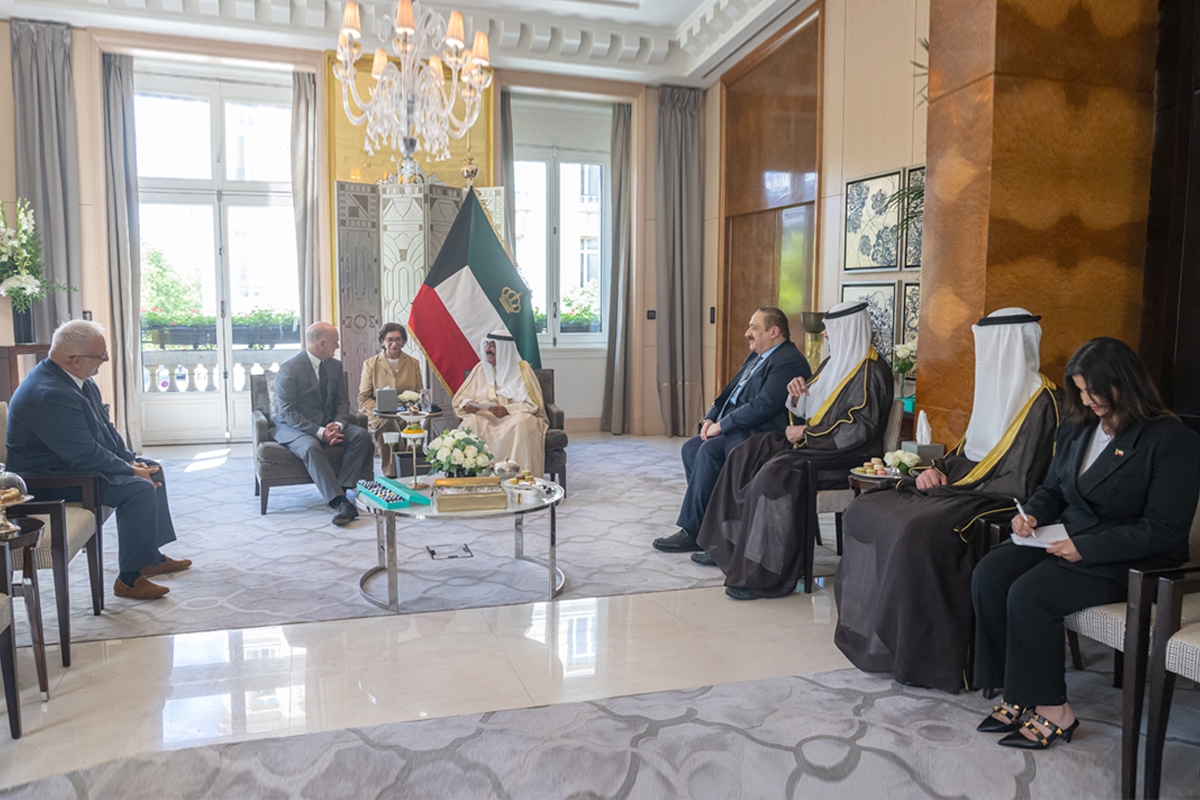 الأمير لدى استقباله وفد «غوستاف روسيه»سموه مصافحاً مستقبليه