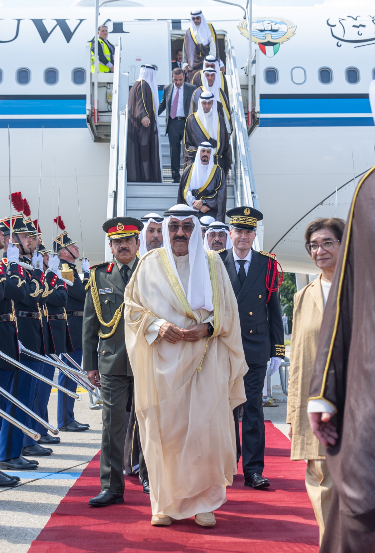 الأمير والوفد الرسمي المرافق لدى وصوله إلى باريس أمس