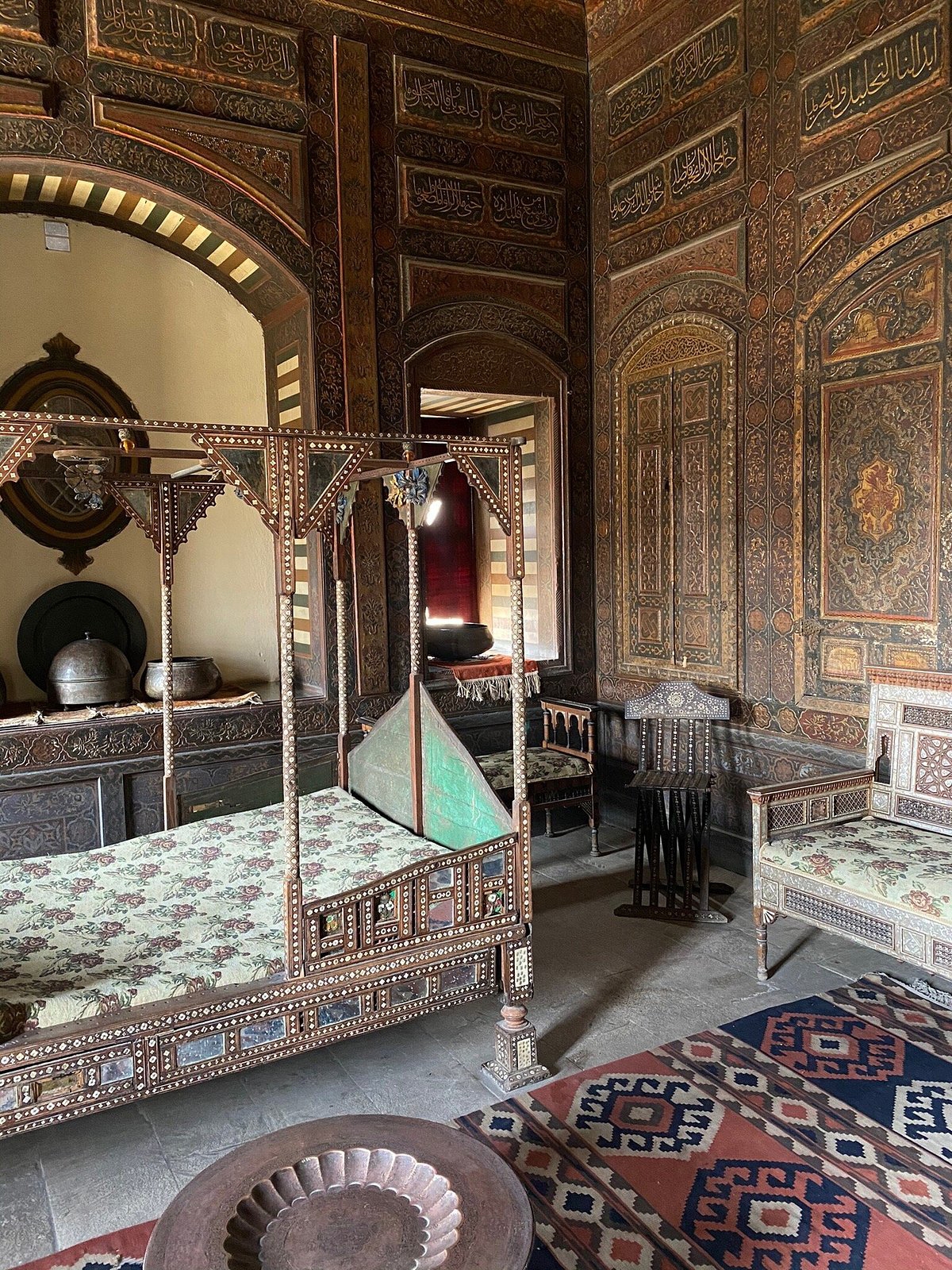 مقتنيات قديمة في إحدى القاعات 