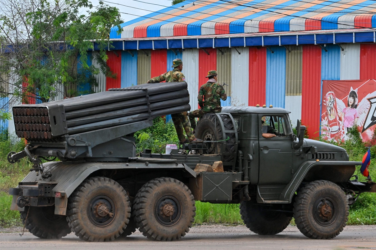 تجهيز قاذفة صاروخية كمبودية في أوديار الشمالية أمس  (أ ف ب)