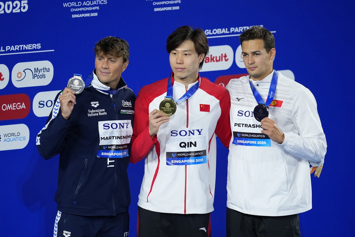 تتويج الفائزين بنهائي 100 متر «صدر»