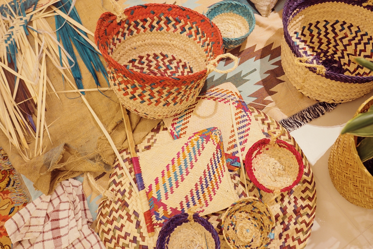 زبيل بأحجام مختلفة وسفرة قديمة ومهفة وأعواد من الخوص