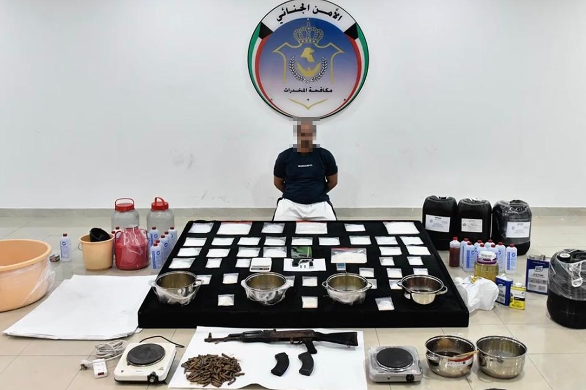 المتهم وامامه المضبوطات