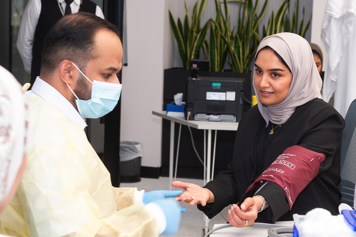 جانب من مشاركة موظفي بنك برقان في حملة التبرع بالدم