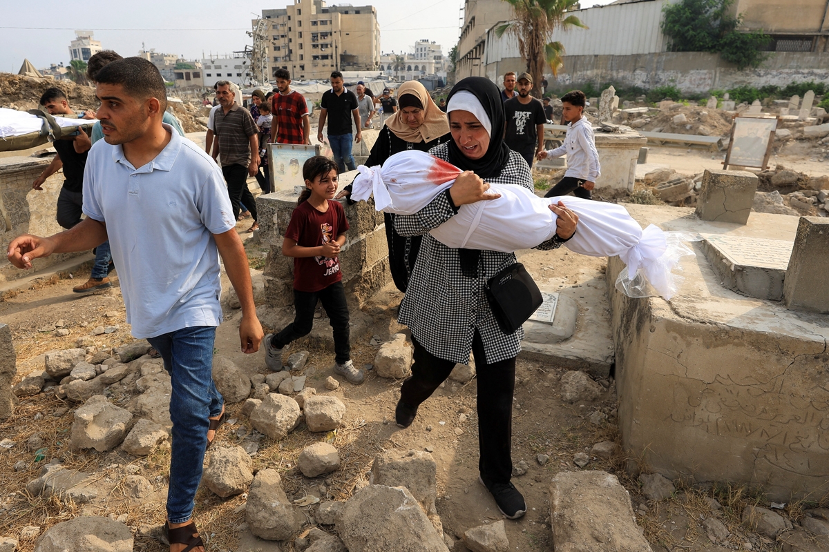 فلسطينية تشيّع حفيدتها التي قتلتها إسرائيل أمس (رويترز)