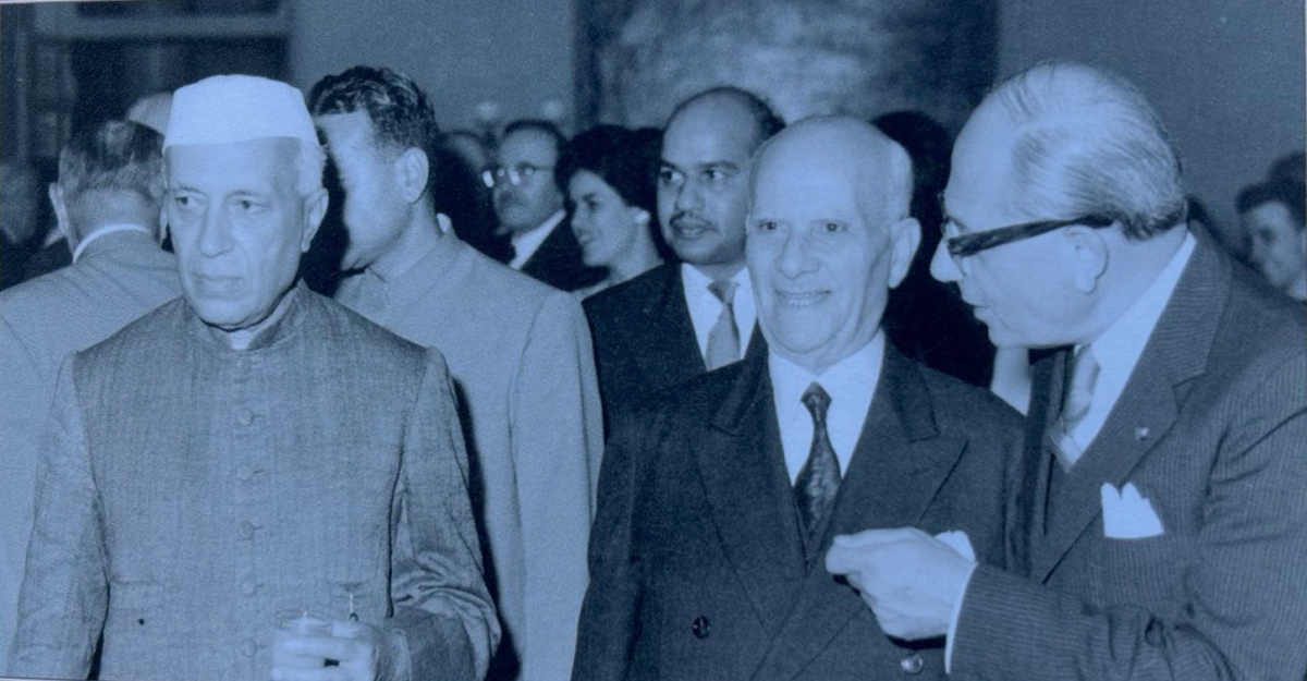 نهرو عندما زار الجامعة مع داود عمون