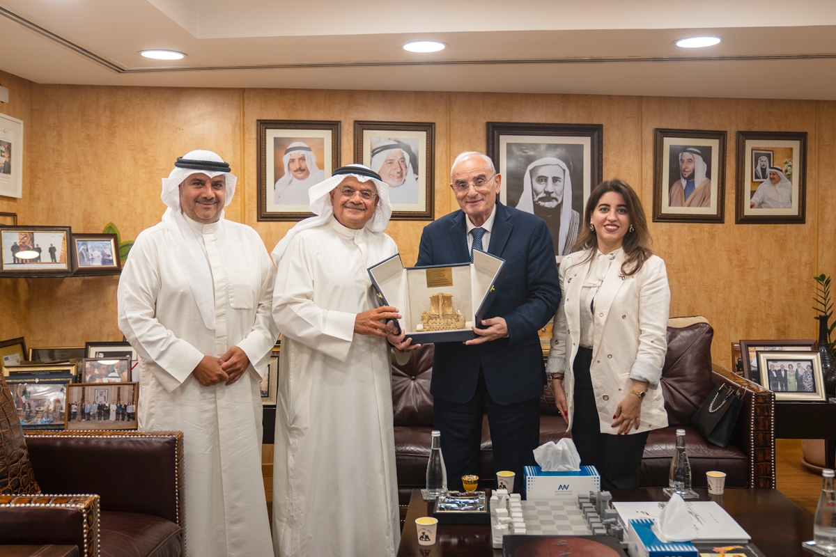 المطوع مكرماً وزير الدفاع اللبناني