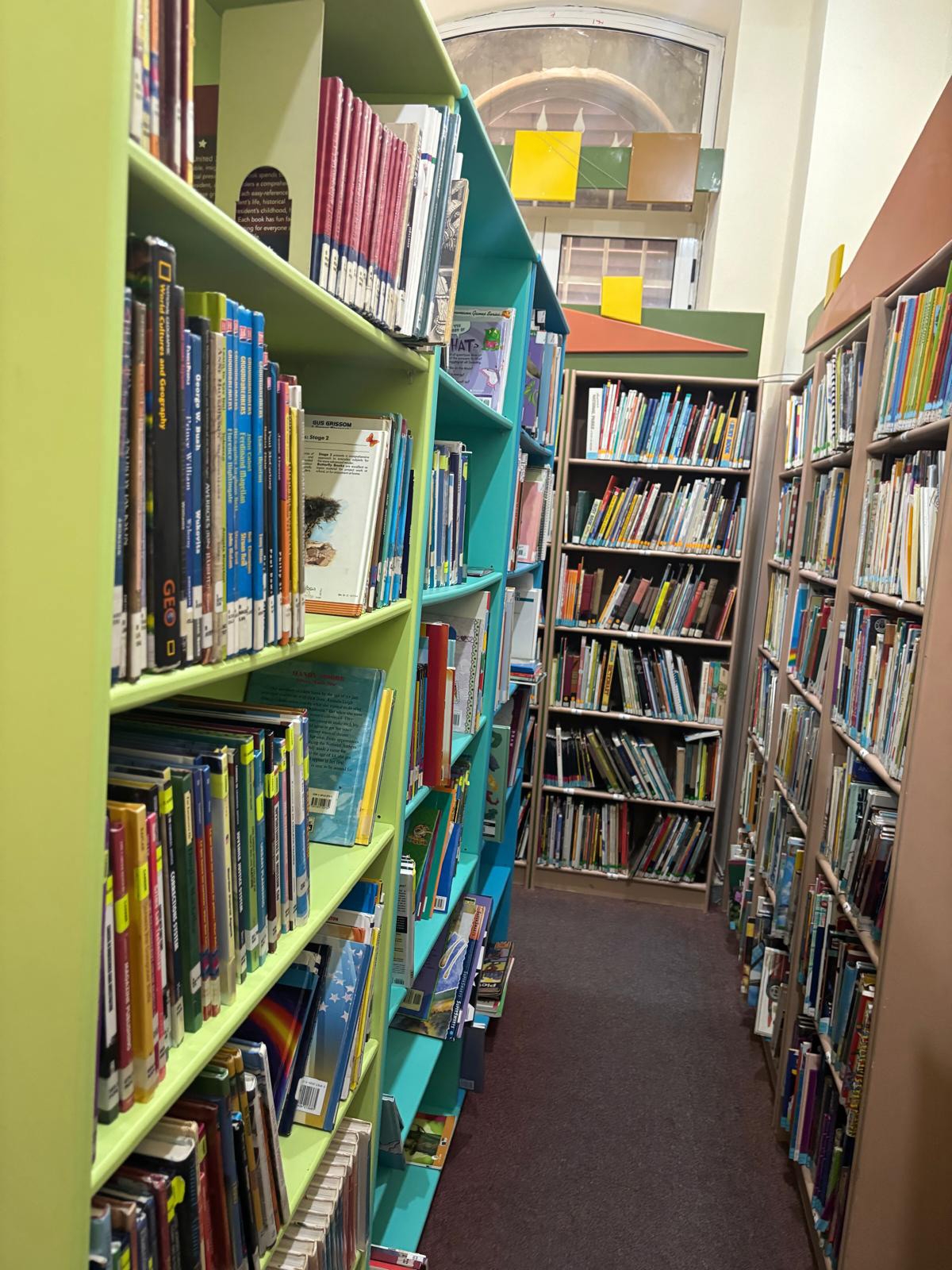 المكتبة تضم آلاف الإصدارات