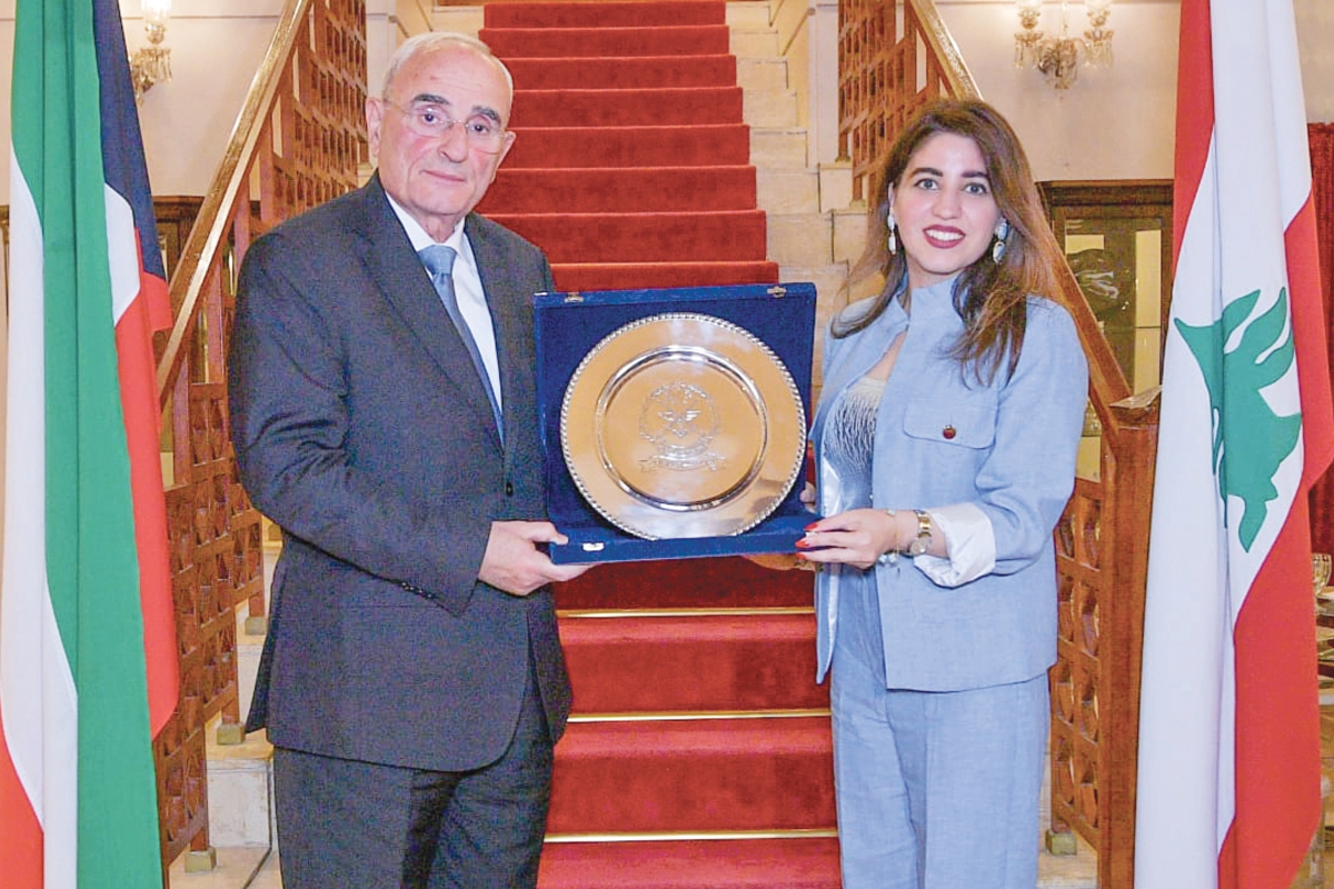 وزير الدفاع يقدّم الدرع إلى العضم