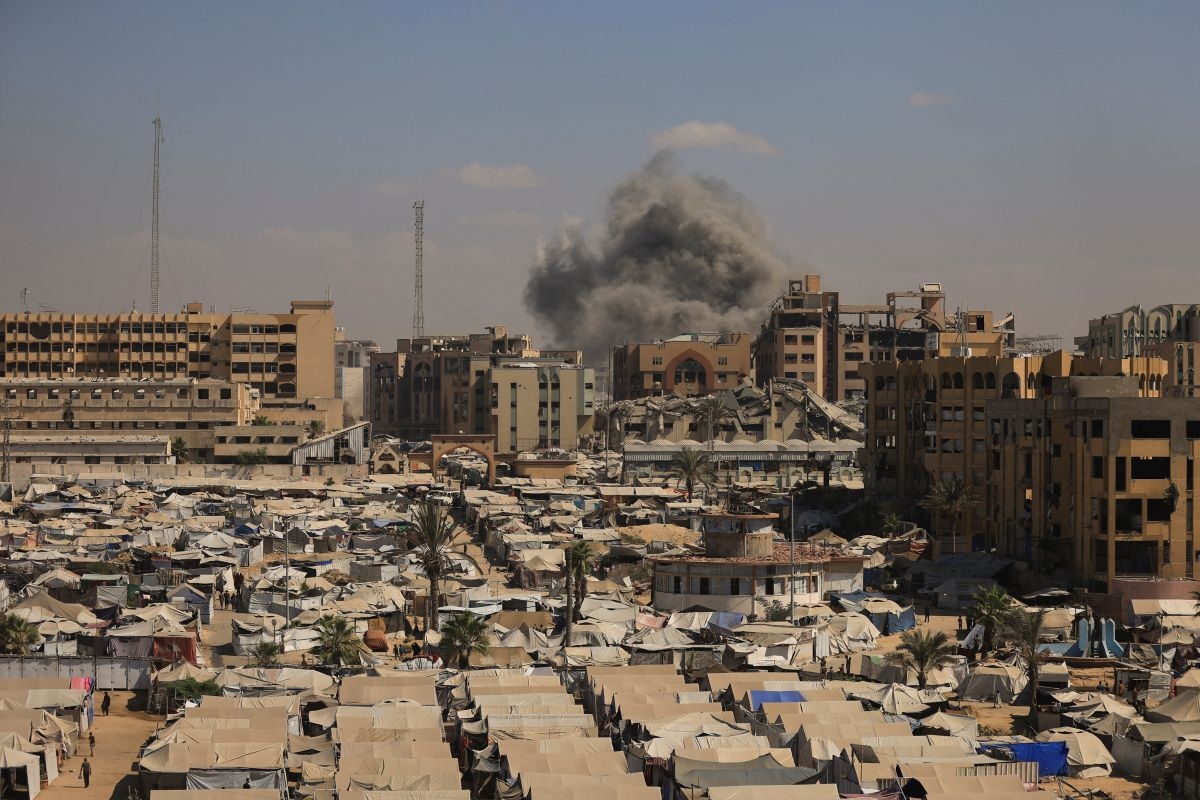 تصاعد الدخان بعد غارة إسرائيلية على منزل في مدينة غزة (رويترز)