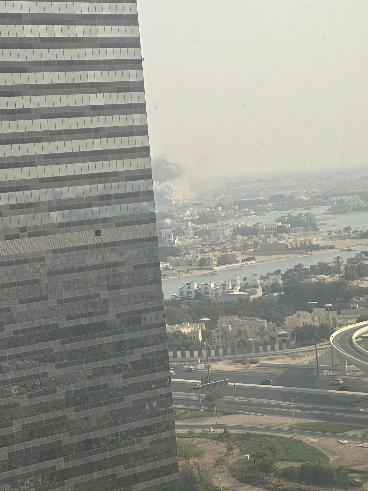 الدخان يتصاعد من موقع الهجوم 