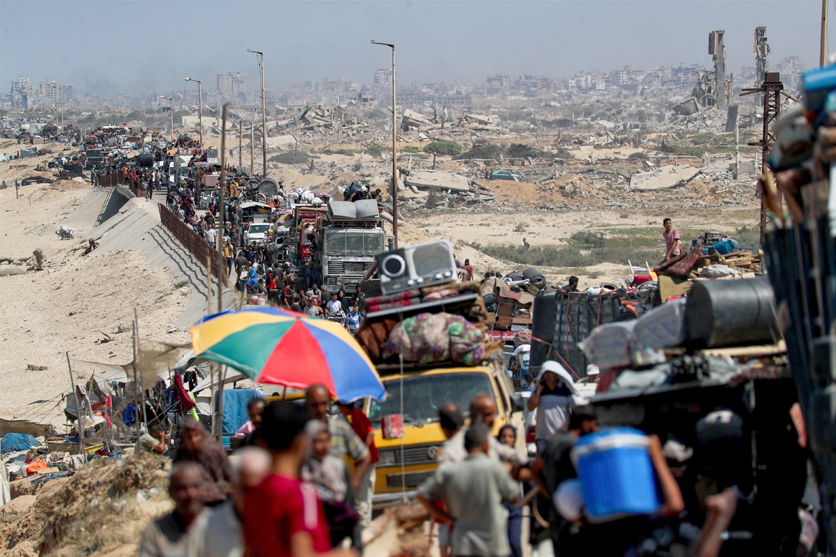 نازحون من مدينة غزة يتجهون نحو جنوب القطاع (رويترز)