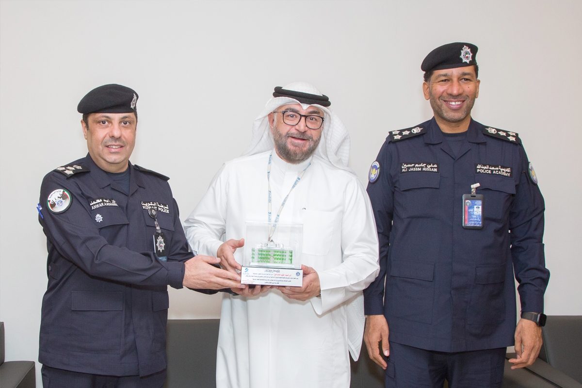 العميد اليتامى مكرماً نقيب أمين بالنيابة عن «برقان»