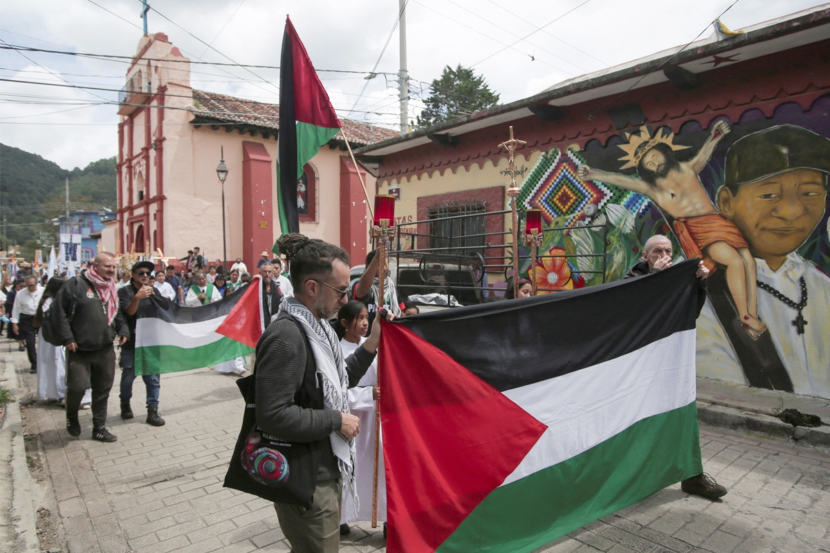 مسيرة تضامن وصلاة لأجل غزة نظمتها كنيسة في المكسيك أمس الأول (رويترز)