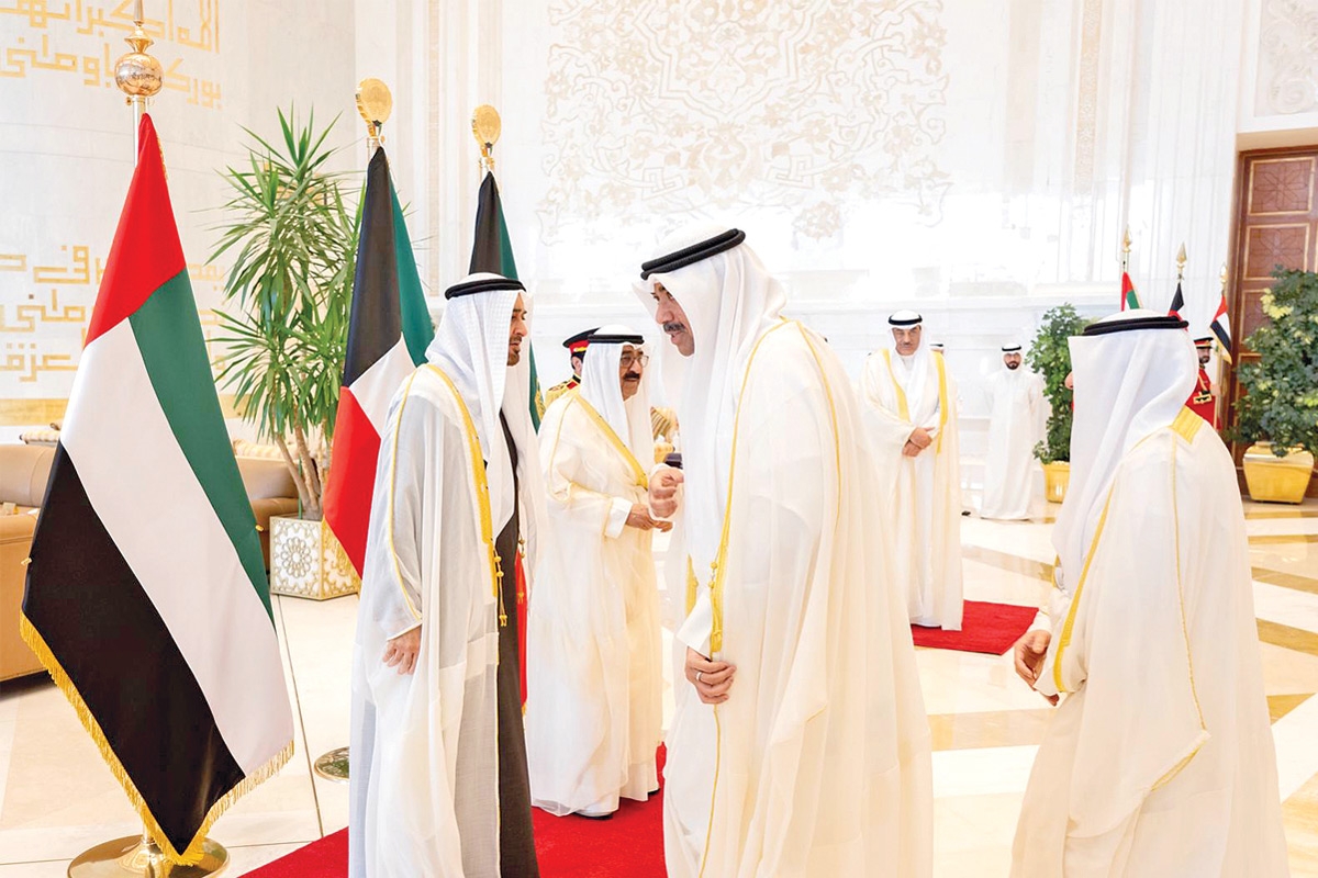 صاحب السمو والرئيس الإماراتي وولي العهد خلال استقبال المشاركين في الغداء التكريمي 