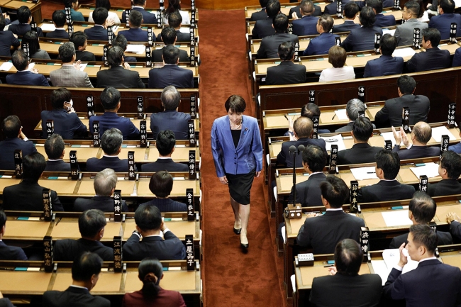 انتخاب تاكايتشي لتكون أول امرأة تتولى رئاسة الحكومة في اليابان