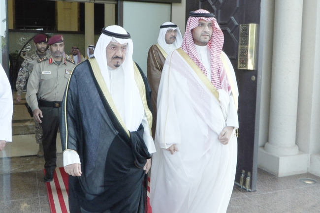 ممثل خادم الحرمين وولي العهد السعودي يقدم واجب العزاء في وفاة الشيخ علي العبدالله الصباح