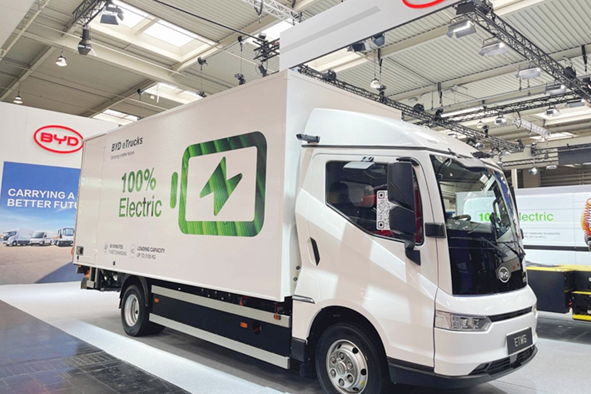 شاحنة كهربائية من صنع شركة بي واي دي الصينية في معرض IAA للنقل في مدينة هانوفر بألمانيا (تصوير ليو خه)