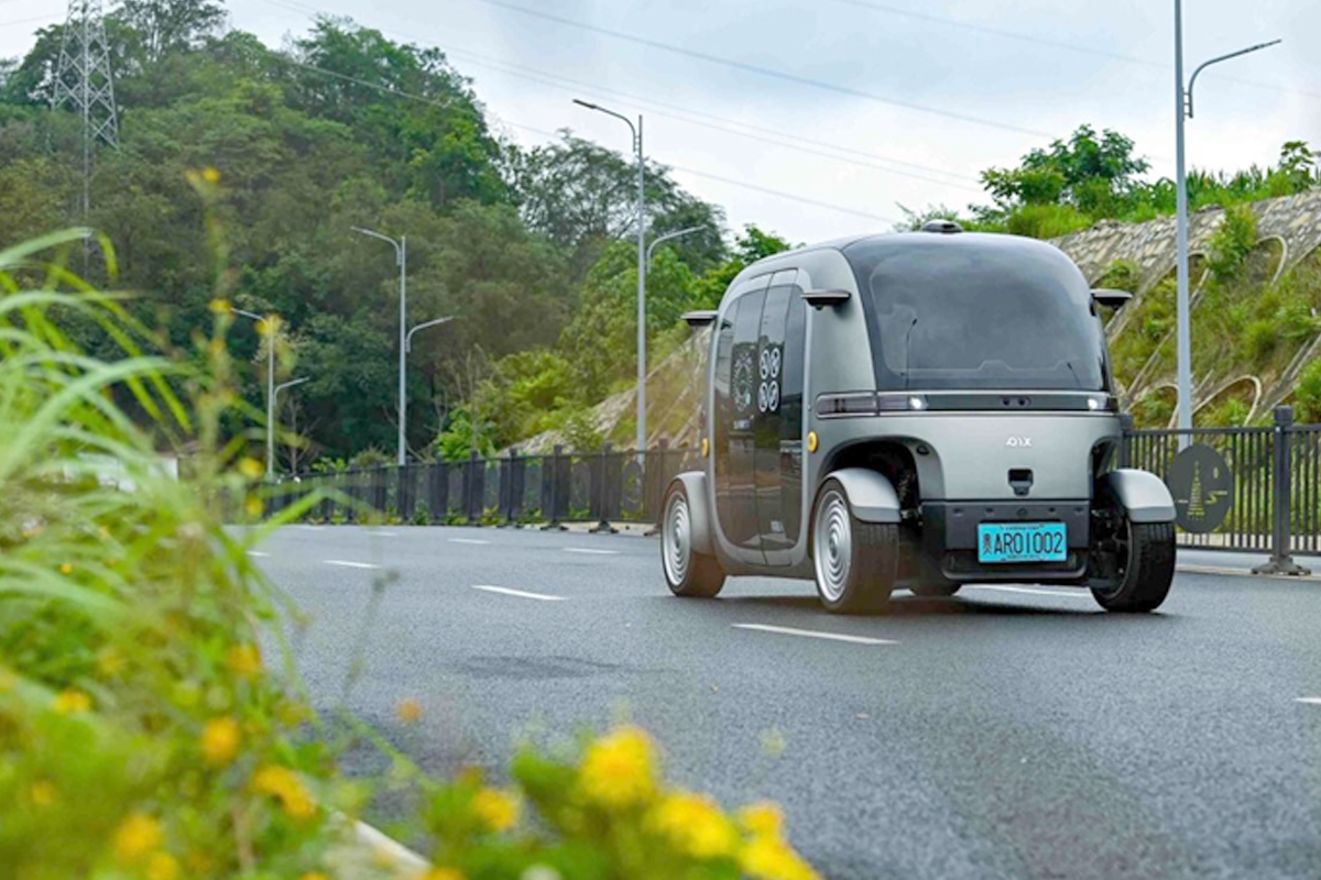 حافلة ذاتية القيادة تسير على طرقات مدينة غوييانغ بمقاطعة غويتشو (تصوير جيا تشي)