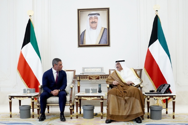 سمو ولي العهد يستقبل عمدة مدينة ميامي الأميركية