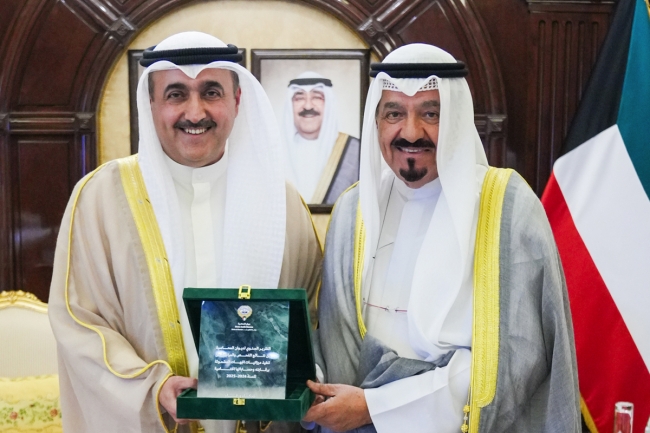 رئيس الوزراء يتسلم التقرير السنوي لديوان المحاسبة «2024-2025»