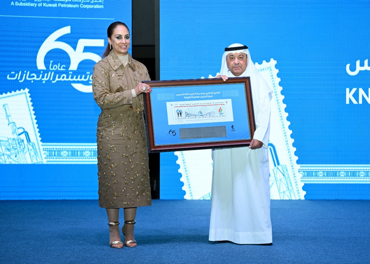 إهداء نسخة من الطابع التذكاري للوزير الرومي