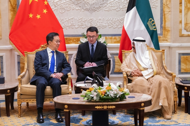 سمو الأمير يستعرض ونائب رئيس الصين العلاقات الثنائية وسبل تعزيزها