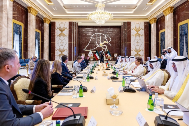 الكويت و«الصليب الأحمر».. شراكة ثلاثة عقود ونموذج للتعاون الإنساني