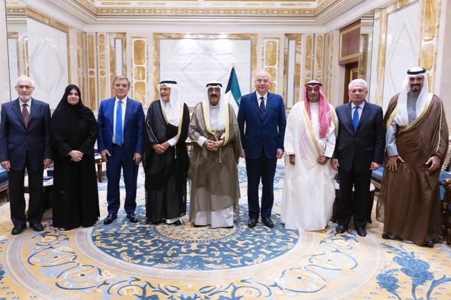 سمو الأمير يستقبل رئيس وأعضاء مجلس أمناء مركز أكسفورد للدراسات الإسلامية