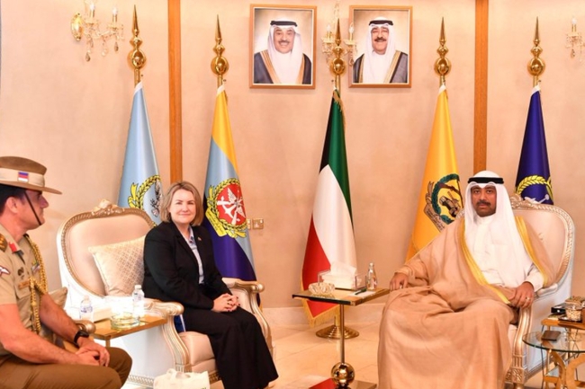 وزير الدفاع يبحث مع سفيرة أستراليا تعزيز التعاون