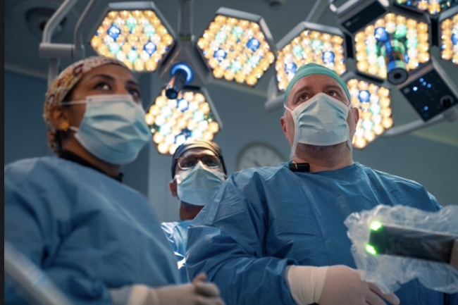 «الصحة» تنجح في إجراء جراحتين روبوتيتين عن بعد في آن واحد