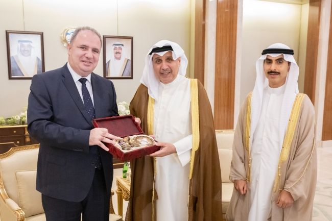 وزير «الديوان الأميري» ورئيس ديوان ولي العهد يستقبلان سفير أذربيجان