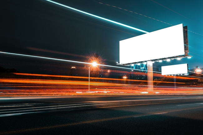 كمال يسأل عن إزعاج الإعلانات وقوة الإضاءة ومعايير السطوع