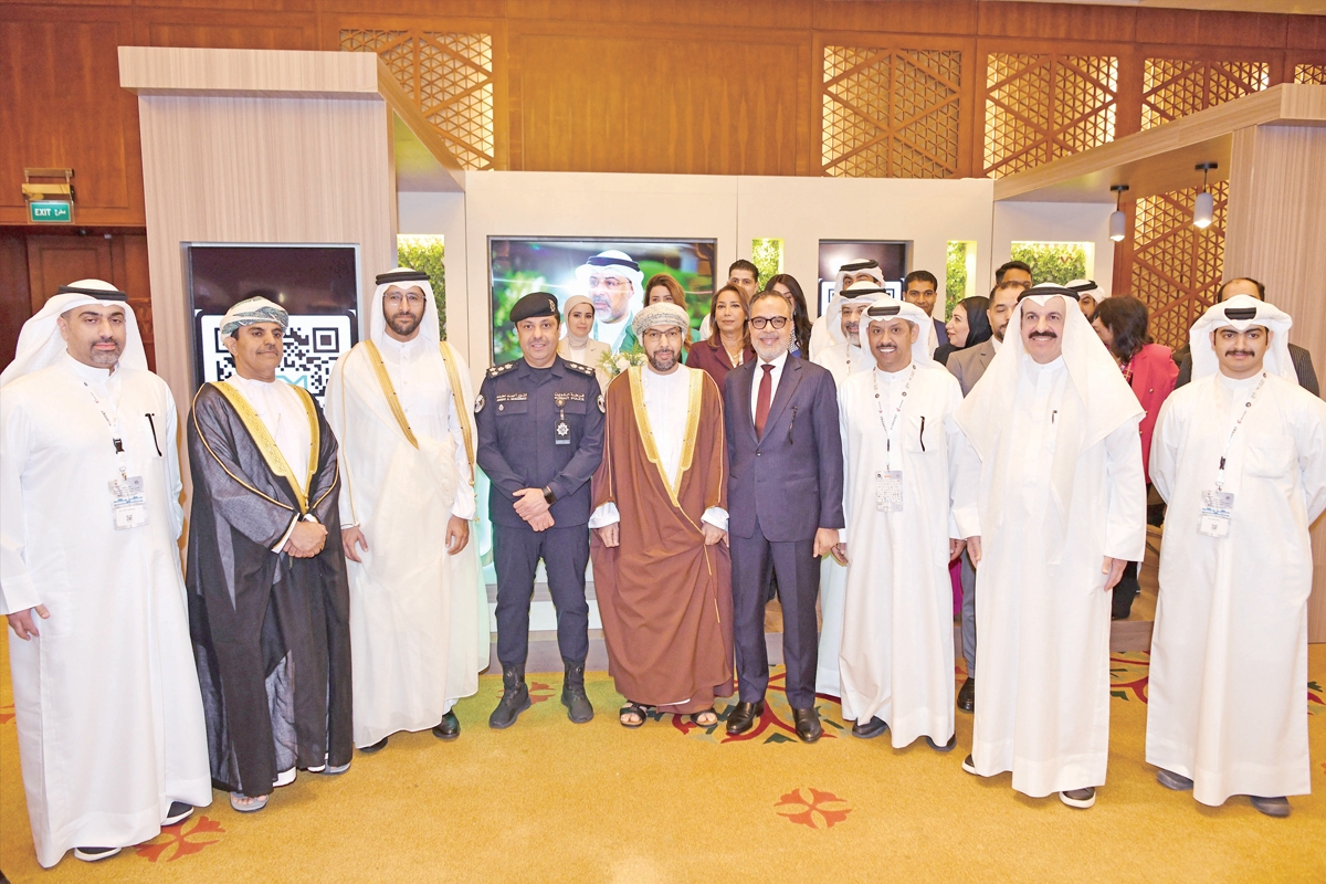 إبراهيم عبداللطيف في صورة جماعية مع العميد أنور اليتامى وم. عبير العوضي ويعقوب الرفاعي ود. صالح الخروصي خلال افتتاح أعمال المؤتمر