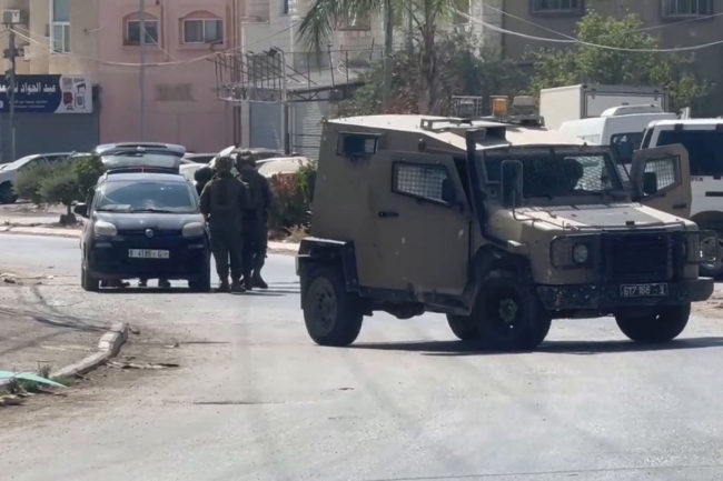 إصابة فلسطينيين وسط تصاعد اعتداءات الاحتلال ومستوطنيه بالضفة