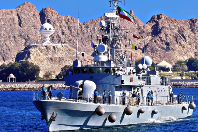 زورق القوة البحرية «استقلال» يرسو في ميناء السلطان قابوس