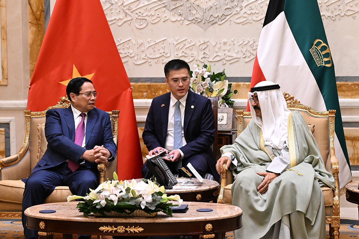 سمو الأمير يستقبل رئيس مجلس الإدارة والرئيس التنفيذي لشركة بلاك روك