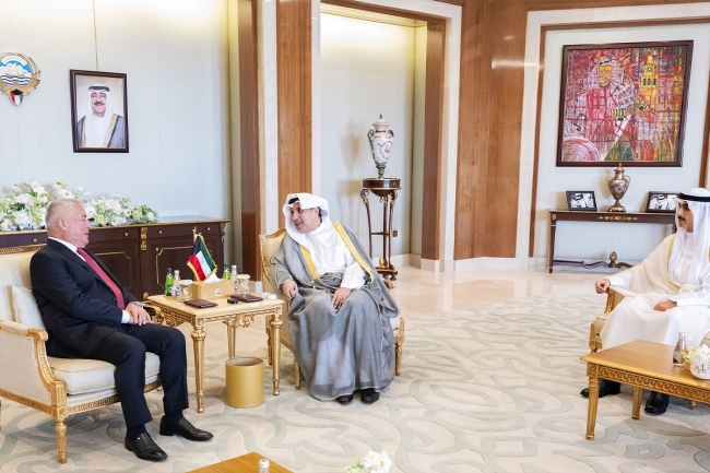 وزير «الديوان الأميري» ورئيس «ديوان ولي العهد» يستقبلان عدداً من السفراء