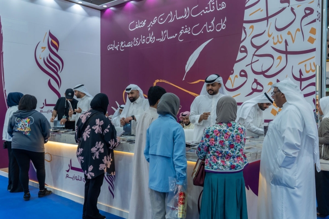 حفلات توقيع الكتب تجمع القراء بالمؤلفين في معرض الكويت الدولي الـ 48 للكتاب