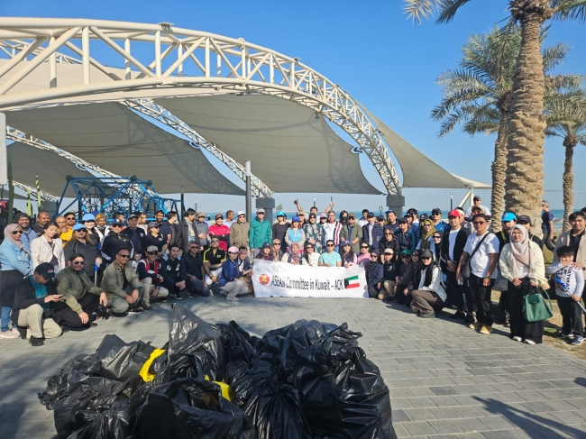 حملة لـ«موئل» وسفارات «آسيان» لتنظيف شاطئ الشويخ