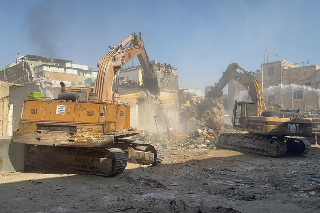 «البلدية» تبدأ إزالة 67 عقاراً متهالكاً في جليب الشيوخ بعد انتهاء المهلة القانونية