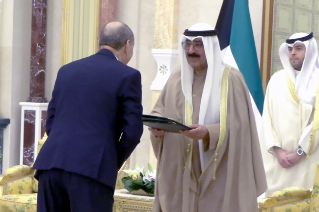 سمو أمير البلاد يتسلم أوراق اعتماد سفراء الجزائر وكازاخستان والأرجنتين وكندا وجيبوتي