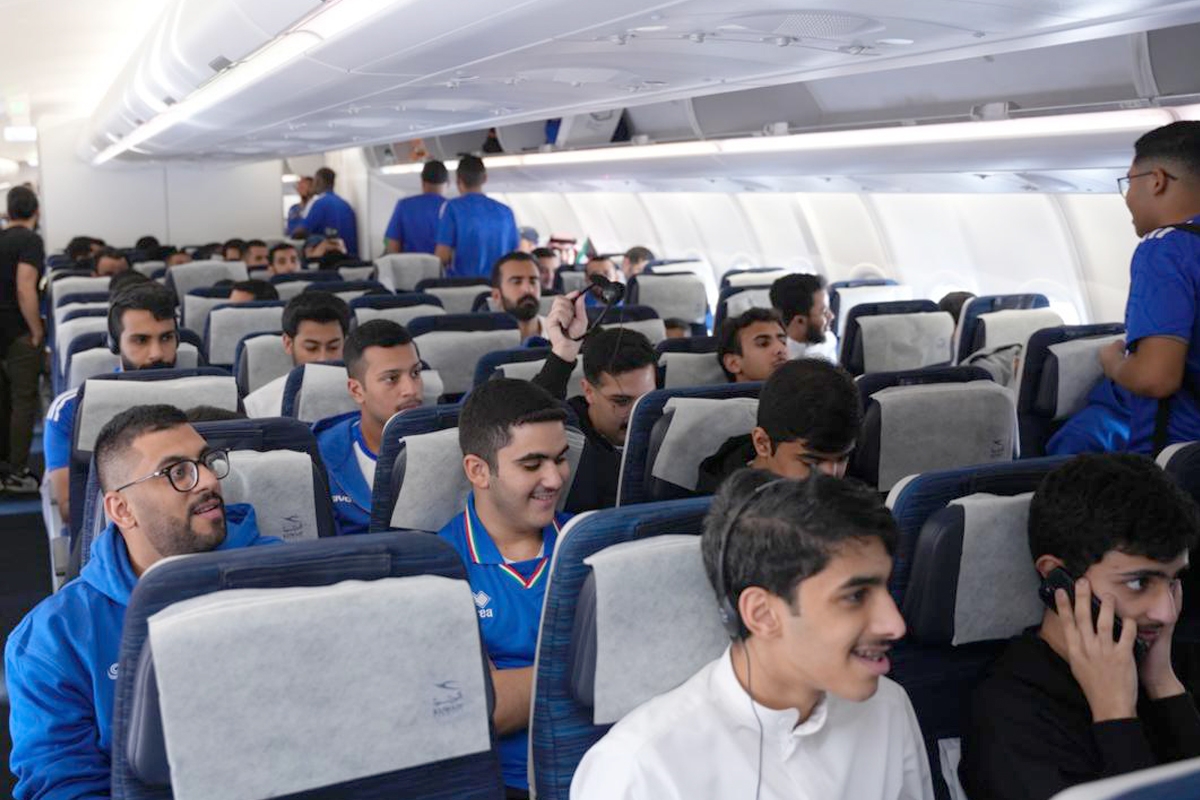المشجعون على متن الطائرة متجهين إلى الدوحة